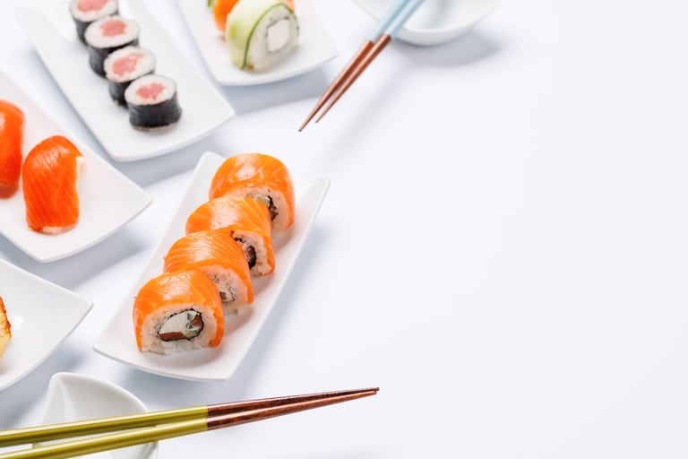 Sushi på vitt fat