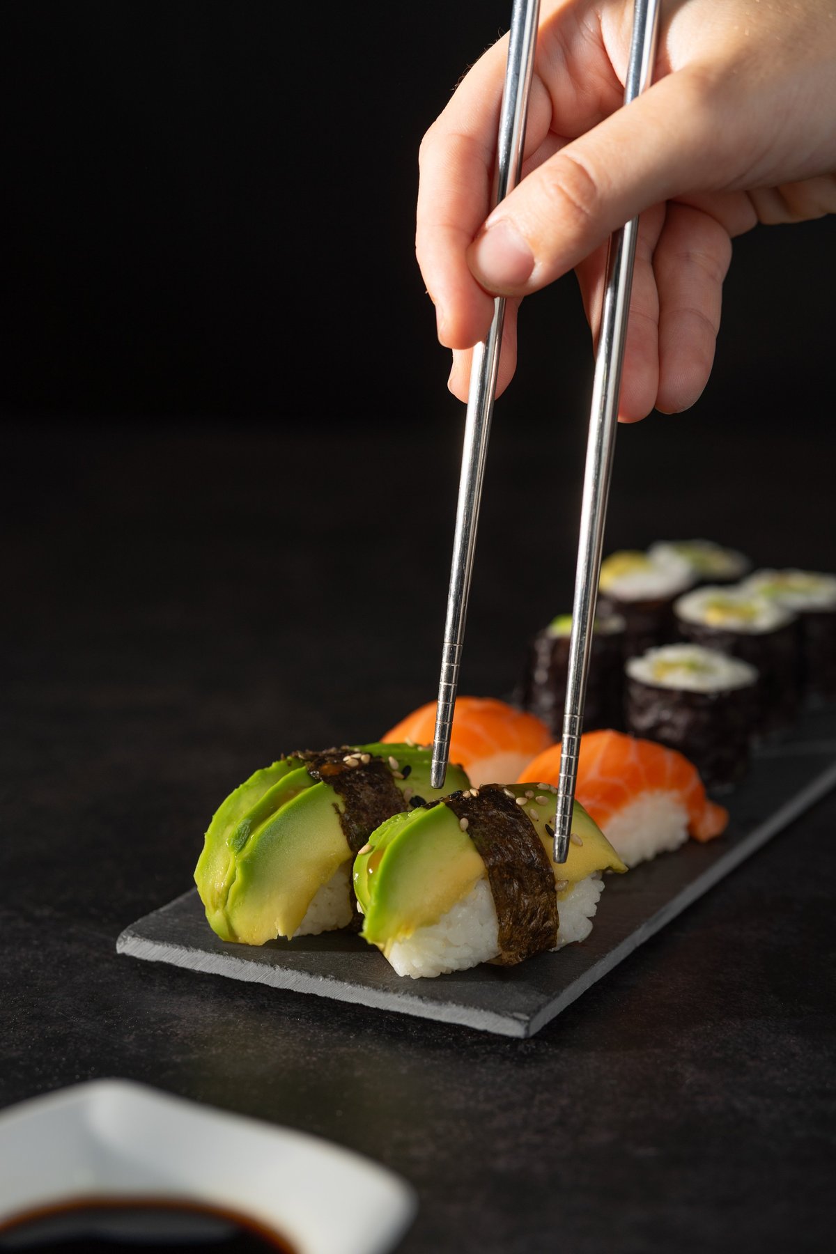 Sushi med chopsticks och sojasås